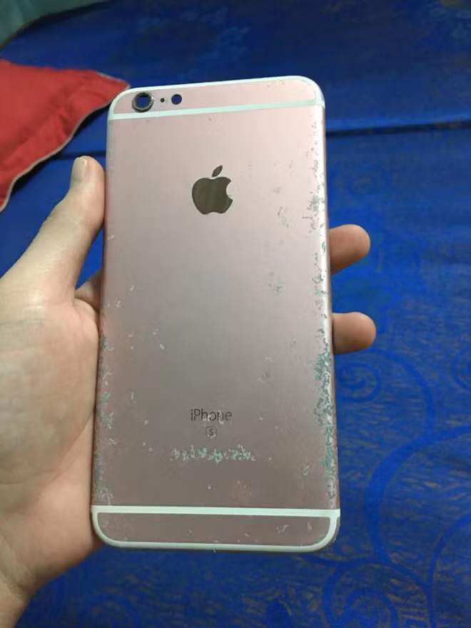 Nhiều dân mạng còn tếu táo rằng chẳng khác gì xăm 3D, đẹp tuyệt vời được chủ nhân của chiếc smartphone này tạo ra.