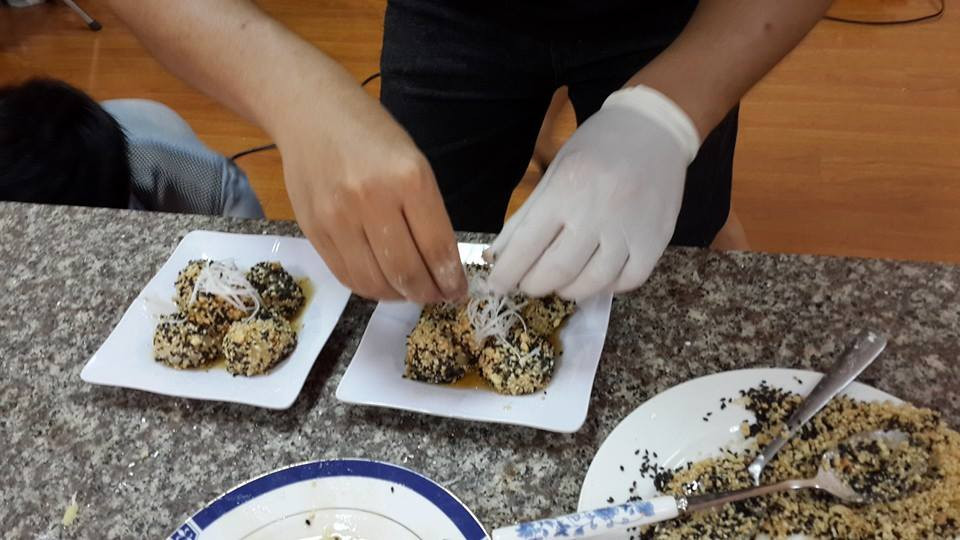 Không còn trong trắng, bánh trôi nước bây giờ được phủ lên mình lớp vừng "lổn nhổn" trông cực lạ mắt.