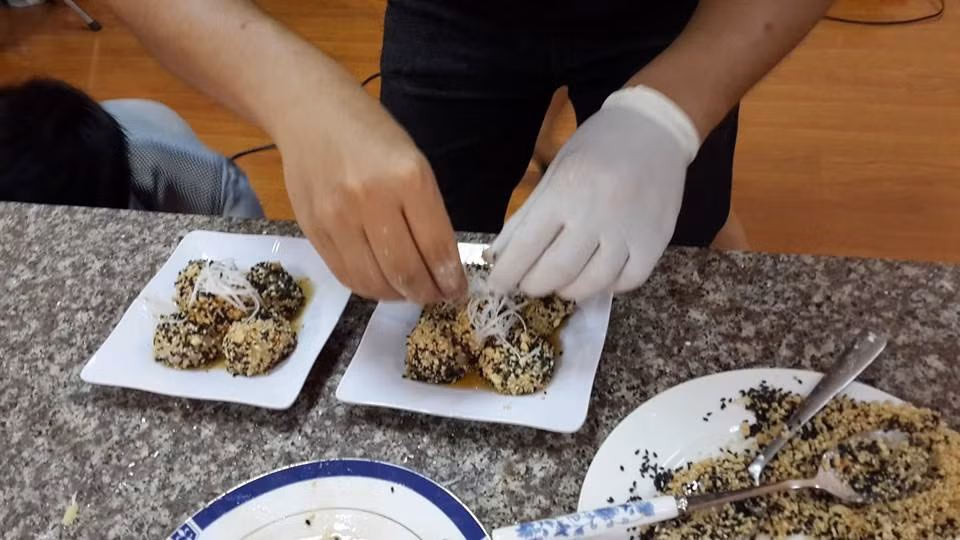 Không còn trong trắng, bánh trôi nước bây giờ được phủ lên mình lớp vừng "lổn nhổn" trông cực lạ mắt.