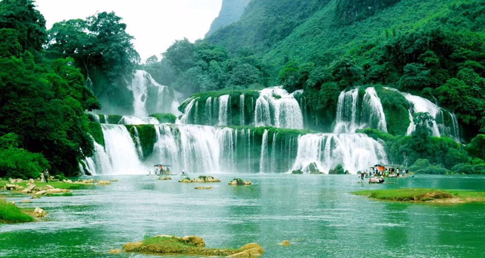 Thác Bản Giốc là biên giới tự nhiên của Việt Nam và Trung Quốc. Nơi đây có độ rộng 208m và chiều cao 60 - 70m và được xếp vào thác lớn thứ tư trên thế giới. Vào những ngày hè nắng nóng, không khí tại Bản Giốc vẫn mát lạnh. Ảnh: Tuấn Minh