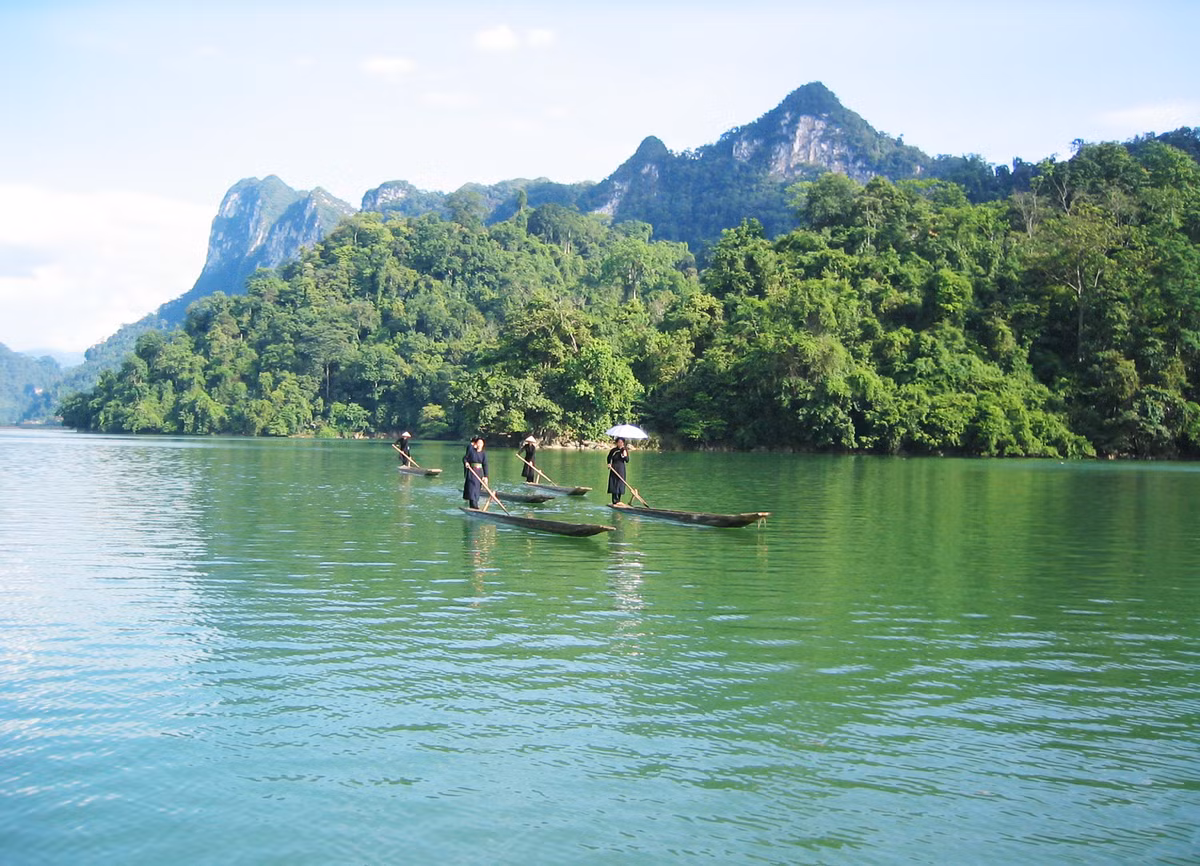 Hồ Ba Bể là hồ kiến tạo lớn nhất miền Bắc Việt Nam giữa vùng đá phiến và đá vôi. Hồ Ba Bể ở độ cao 145m so với mặt nước biển, diện tích mặt hồ khoảng 500ha được bao bọc bởi những dãy núi đá vôi có nhiều suối ngầm và hang động. Toàn cảnh hồ như một bức tranh thủy mặc, làm say lòng người. Ảnh: Ivivu