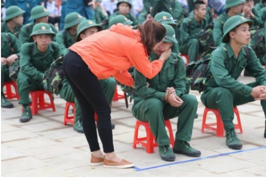 Lời động viên và căn dặn được người chị ân cần dặn em trai trước khi lên đường nhập ngũ.