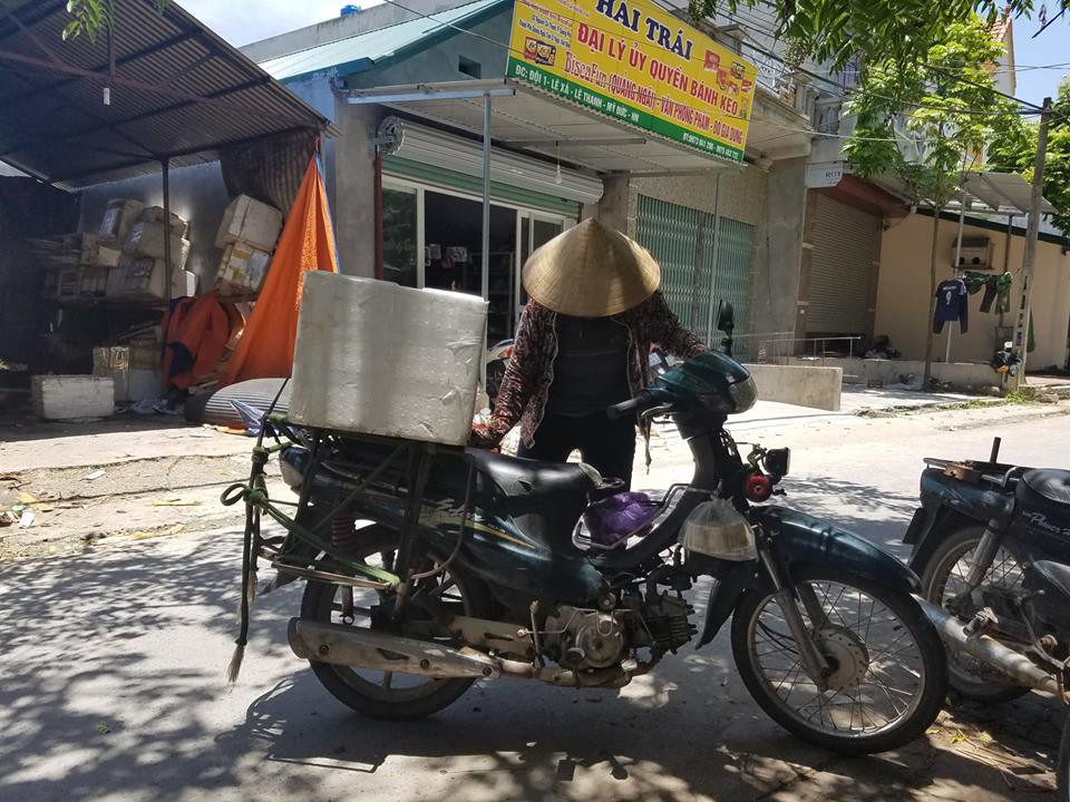 Chị Hoa – thương lái thu mua châu chấu tại Lai Xá đang chuẩn bị chở hàng đi giao