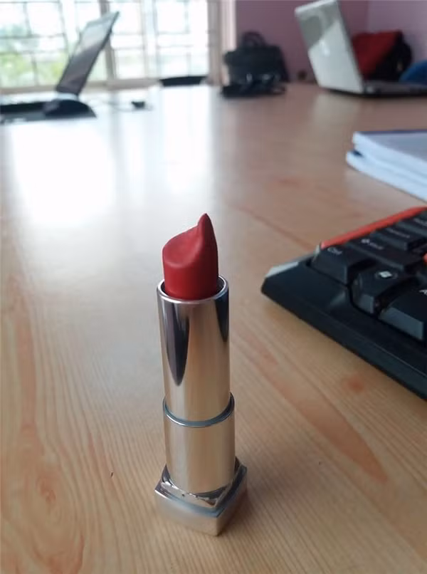 Hội con gái là “người ngoài hành tinh” nên mới tô son cũng quái dị.