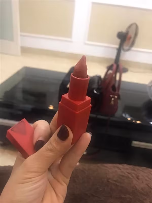 Để biện minh cho hành động ăn son của mình, hội chị em chia sẻ rằng hãy cho họ một thỏi son, họ sẽ biến nó thành hình thù mà không ai có thể nghĩ tới.