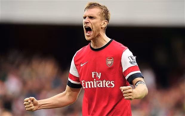 Per Mertesacker đã gặp một chấn thương đầu gối trong trận giao hữu với Lens và nhiều khả năng tuyển thủ người Đức sẽ vắng mặt trong trận khai màn giải Ngoại hạng Anh.