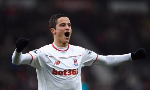 Ibrahim Afellay cũng là một cái tên trong danh sách những ngôi sao lỡ hẹn với trận mở màn giải Ngoại hạng Anh. Chân sút người Hà Lan được dự đoán sẽ quay trở lại sân cỏ vào đầu năm 2017.