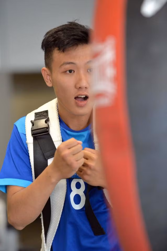 Nhìn Minh Trí thi đấu, NHM có thể nhận ra anh là cầu thủ có khả năng tranh chấp, tì đè và ghi bàn sát thủ trên sân bóng. Tuy nhiên, sau một thời gian không phát huy được nhiều tại U15 ĐTLA, cầu thủ sinh năm 1996 này bắt đầu đá Futsal và được HLV của đội bóng futsal Thái Sơn Nam nhận về thi đấu.