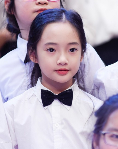 Cô bé dường như rất tập trung vào bài nhạc, tạo nên một thần thái không lẫn vào đâu được.