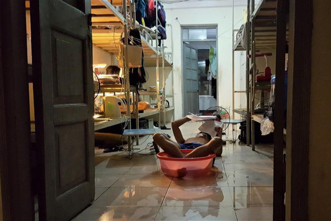 Thời tiết trên dưới 40 độ vào giữa trưa khiến không ít người muốn "phát điên" và họ phải tìm mọi cách để giải thoát mình khỏi nắng nóng kinh hoàng.