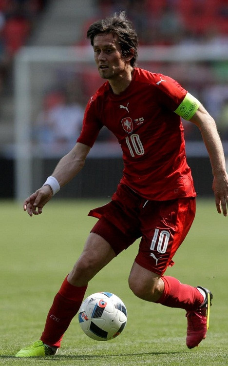 Tomas Rosicky đã chia tay Arsenal sau một thập kỉ gắn bó với các “Pháo thủ”. Mặc dù ít ra sân tại Emirates nhưng Rosicky vẫn là một thành viên quan trọng ở đội tuyển CH Czech nhờ kĩ thuật, khả năng quan sát. Đây gần như chắc chắn sẽ là kỳ Euro cuối cùng của tiền vệ tài năng này.