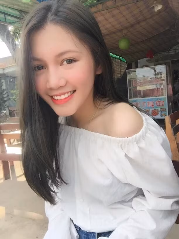 Tất cả những điều đẹp đẽ trên của nữ sinh 10X Đồng Nai này đã khiến cộng đồng mạng mê mẩn và thi nhau "xin link" và thông tin cá nhân của Thùy Vy cho bằng được.