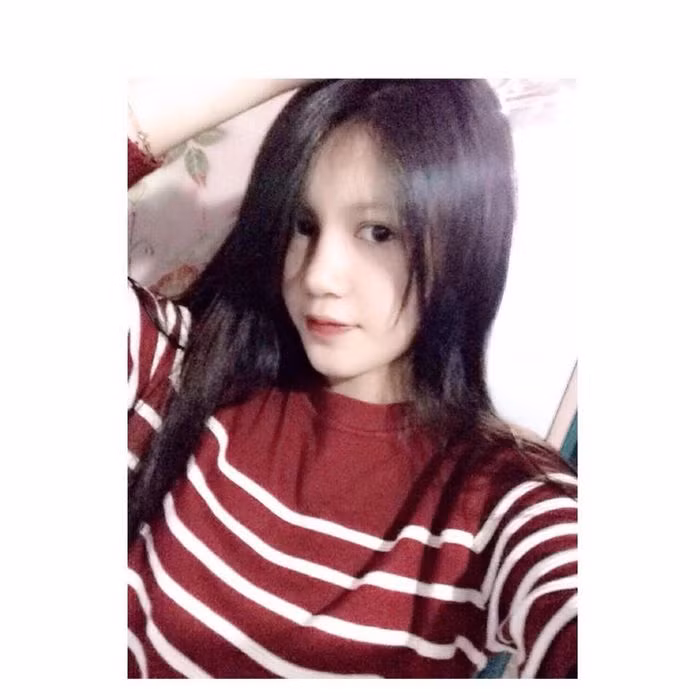 Sau khi được đăng tải lên mạng, những bức hình của Thùy Vy đã thu hút hàng nghìn lượt yêu thích, chia sẻ và bình luận. Nhiều cư dân mạng đặc biệt chú ý tới chiếc mũi cao của nữ sinh 10X Đồng Nai này bởi nó tạo nên gương mặt của cô bạn trở nên thanh tú và ấn tượng. Ảnh sử dụng trong bài: FBNV.