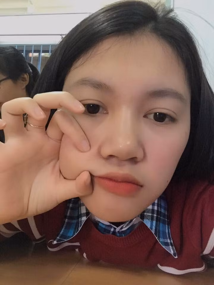 Để phòng trừ việc bị quá nhiều người sử dụng hình ảnh của mình vào những điều khiếm nhã, Thùy Vy đã chọn cách khóa 1 số ảnh của mình trên trang cá nhân. Đây được đánh giá là hành động khá thông minh của cô gái 10X này khi tự bảo vệ bản thân cũng như cuộc sống riêng tư của mình.