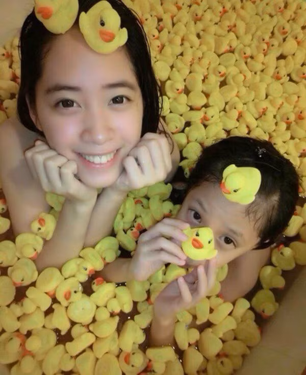 Trên cá nhân của mình, Ouyang Nini đã thu hút được hơn 100.000 người hâm mộ và liên tục cập nhật những hình ảnh về cô.