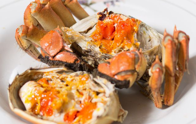 Món cua lông hấp rượu Hoa Điêu không chỉ là món ăn thuần túy mà còn là bài thuốc quý giúp khí huyết lưu thông, ngăn chặn sự mỏi mệt, giúp tinh thần hưng phấn.