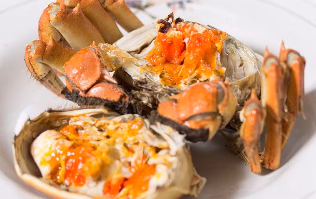 Món cua lông hấp rượu Hoa Điêu không chỉ là món ăn thuần túy mà còn là bài thuốc quý giúp khí huyết lưu thông, ngăn chặn sự mỏi mệt, giúp tinh thần hưng phấn.