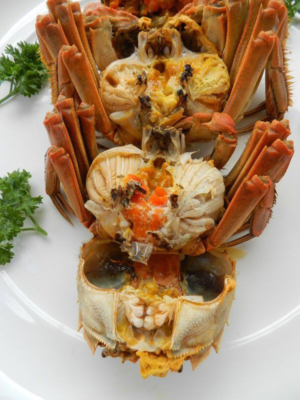 Cua lông bán trên thị trường hiện nay đa phần là cua nhập từ Hồng Kông, Thượng Hải, và được chia thành nhiều loại, tùy vào trọng lượng. Ngoài ra, giá cua đực, cua cái cũng chênh nhau ít nhiều vì chất lượng thịt của cua đực ngon hơn cua cái (cua đực thịt nhiều gạch ít, cua cái thịt ít gạch nhiều). Hiện dân buôn thường nhập cua sống về bán trực tiếp, một số nơi bán cua hấp sẵn.