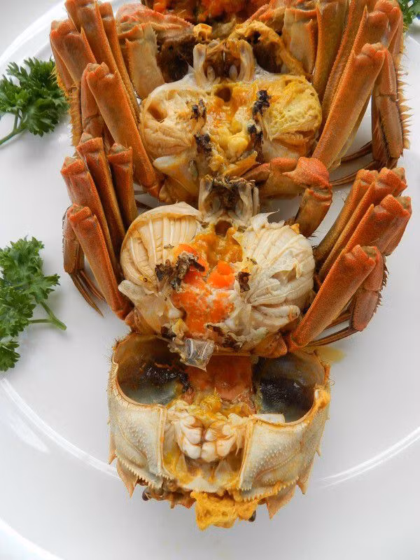 Cua lông bán trên thị trường hiện nay đa phần là cua nhập từ Hồng Kông, Thượng Hải, và được chia thành nhiều loại, tùy vào trọng lượng. Ngoài ra, giá cua đực, cua cái cũng chênh nhau ít nhiều vì chất lượng thịt của cua đực ngon hơn cua cái (cua đực thịt nhiều gạch ít, cua cái thịt ít gạch nhiều). Hiện dân buôn thường nhập cua sống về bán trực tiếp, một số nơi bán cua hấp sẵn.