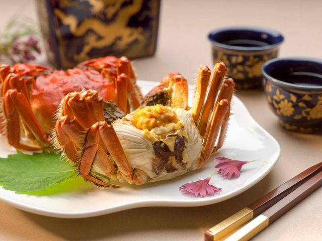 Người Trung Hoa cho rằng cách chế biến cua lông ngon và phổ biến nhất là hấp sẽ đảm bảo được hương vị, độ ngon, chắc của thịt cua.