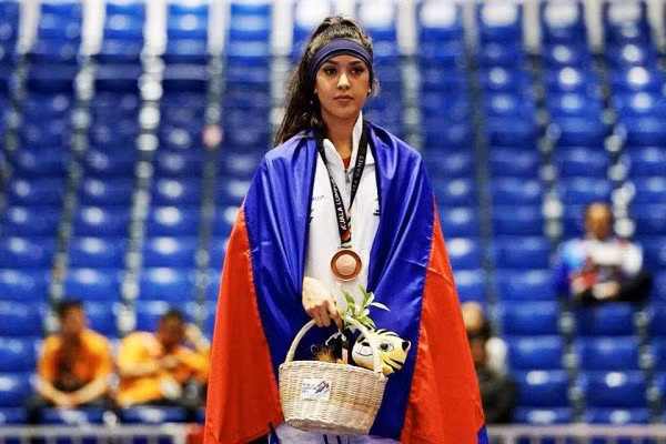 Dù chỉ giành HCĐ tại nội dung dưới 57 kg, nhưng VĐV Taekwondo người Campuchia đã khiến khán giả có mặt tại SEA Games 29 cũng như cư dân mạng khó mà kìm lòng trước nhan sắc của mình và gọi cô với biệt danh "hot girl võ thuật" xứ sở chùa tháp. Ảnh trong bài: Facebook nhân vật.