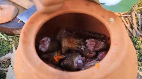 Không chỉ bị các cơ quan chức năng về bảo vệ động vật quý hiếm "sờ gáy", ngay sau khi video được phát tán, cộng đồng mạng không ngừng chỉ trích hành động vô cảm và tàn nhẫn của người phụ nữ có tên Ah Lin .