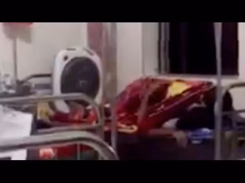 Trước đó, trên một số diễn đàn đăng tải clip chưa đầy một phút ghi cảnh đôi nam nữ đang "làm chuyện người lớn" ngay trên giường bệnh. Theo đó, đoạn clip được quay lúc 2h sáng tại một bệnh viện ở Hưng Yên.