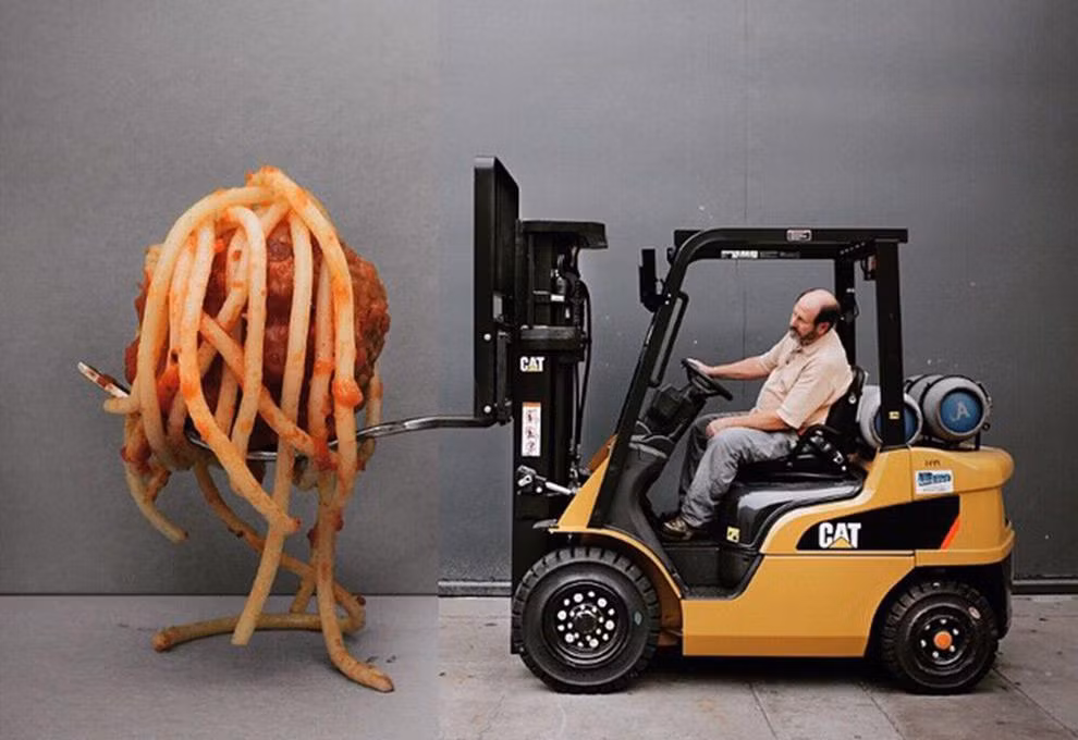 Không cần sử dụng những công cụ chỉnh sửa hình ảnh cao siêu, chỉ cần một phần mềm crop và ghép 2 bức ảnh đơn giản, Stephen McMennamy đã có thể tạo ra được một bức ảnh cắt ghép sáng tạo.