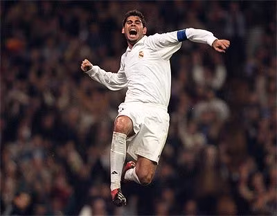 Fernando Hierro là cầu thủ phòng ngự không thể thiếu trong đội hình của đội bóng Hoàng gia Tây Ban Nha giai đoạn 1989/2003. Không chỉ phòng ngự hay mà cầu thủ này còn sở hữu khả năng ghi bàn thiên bẩm.