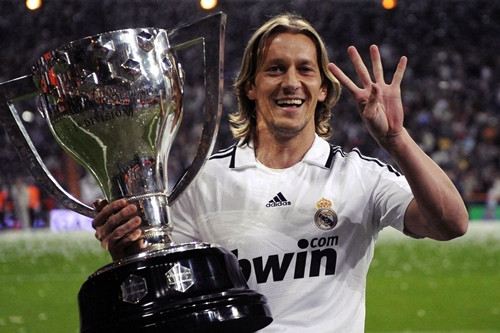 Sự chắc chắn của cựu hậu vệ người Tây Ban Nha đã giúp CLB Real Madrid đoạt 4 chức vô địch La Liga (2000/2001, 2002/2003, 2006/2007, 2007/2008) và 2 danh hiệu cao quý UEFA Champions League (1999/2000 và 2001/2002)