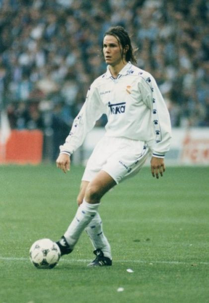 Redondo thi đấu cho đội bóng thành Madrid trong giai đoạn 1994-2000 và đã cùng CLB này đoạt 2 chiếc cúp bạc Champions League các mùa giải 1997/98 và 1999/2000.