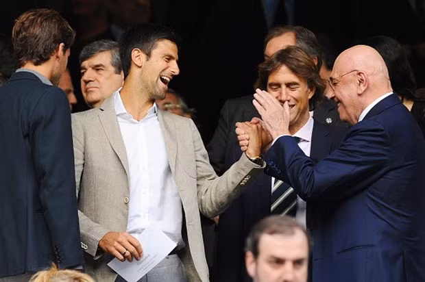 Trên khán đài, Novak Djokovic xuất hiện trên hàng ghế VIP. Tay vợt số 1 thế giới tranh thủ quãng thời gian tham dự Madrid Masters để đến dự khán trận đấu.