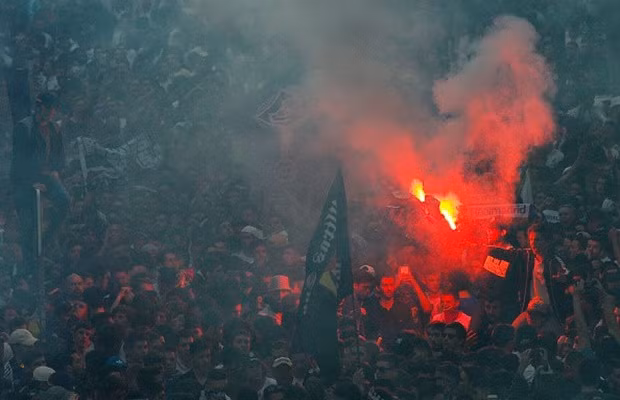 Pháo sáng là món “đặc sản” không thể thiếu của người Madrid sau khi ăn mừng chiến thắng của đội nhà.