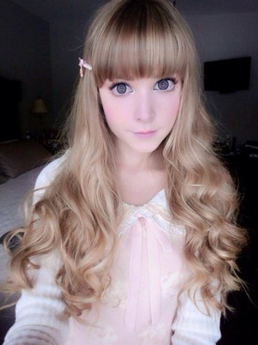 Taylor R, búp bê sống Canada sinh năm 1993 thu hút được lượng người hâm mộ khổng lồ trên toàn thế giới nhờ gương mặt xinh xắn, đôi mắt to tròn long lanh cùng chiều cao ấn tượng, 1m72. Cô nàng thường xuyên có sở thích trang điểm giống búp bê Barbie và đăng tải trên mạng xã hội, vậy nên nhiều người yêu mến đặt cho Taylor biệt danh như: búp bê sống xinh đẹp, búp bê người Canada.