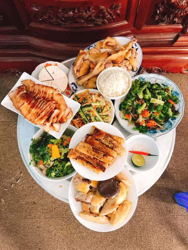 Ngoài những mâm cỗ cơ bản như mọi khi, năm nay các chị em đã biến tấu rất nhiều món khác lạ như xôi gấc không còn được đóng khuôn hoa mà biến thành hình cá chép, bánh chưng không đơn thuần màu xanh trơn mà được điểm bằng những bông hoa màu vàng nổi bật.