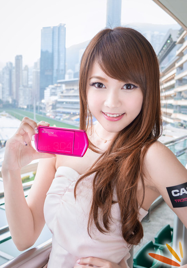 Nhiều mẫu máy ảnh dành cho các chị em phụ nữ đặc biệt là các chị em thích selfie đã được cho ra mắt thời gian qua.