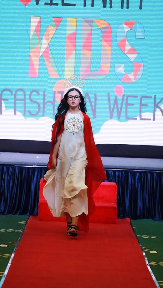 Không chỉ có tài năng, Bảo Hân còn có nền tảng nghệ thuật vững chắc khi được chính Hoa hậu Việt Nam 2010 Ngọc Hân nhận làm con nuôi và từng ngày dạy dỗ, ươm mầm năng khiếu thiết kế thời trang.