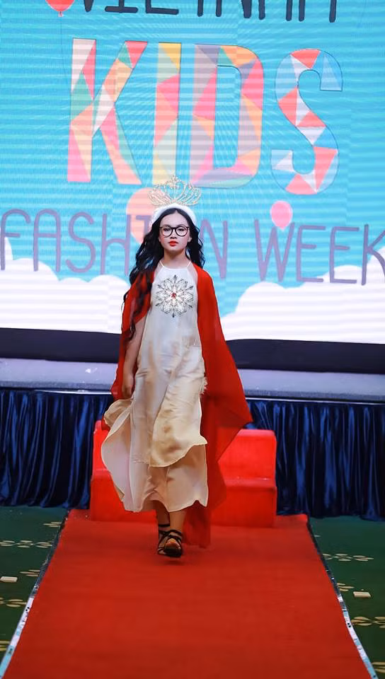 Không chỉ có tài năng, Bảo Hân còn có nền tảng nghệ thuật vững chắc khi được chính Hoa hậu Việt Nam 2010 Ngọc Hân nhận làm con nuôi và từng ngày dạy dỗ, ươm mầm năng khiếu thiết kế thời trang.