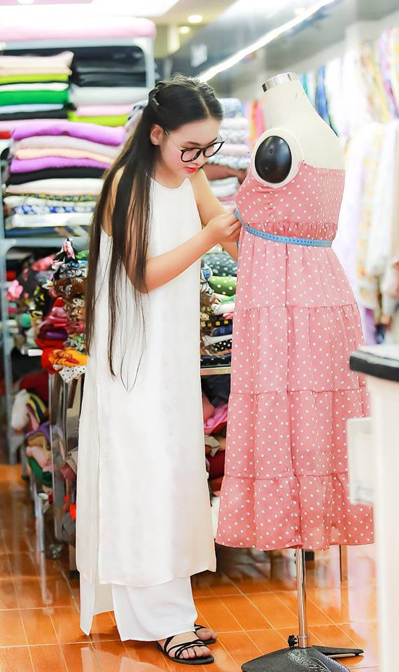 Bảo Hân là một cô bé đa tài, ngoài việc có thành tích học tập tốt, cô bé 10X này còn tự tin sải bước trên sàn catwalk, thiết kế thời trang và là một diễn viên xuất sắc.