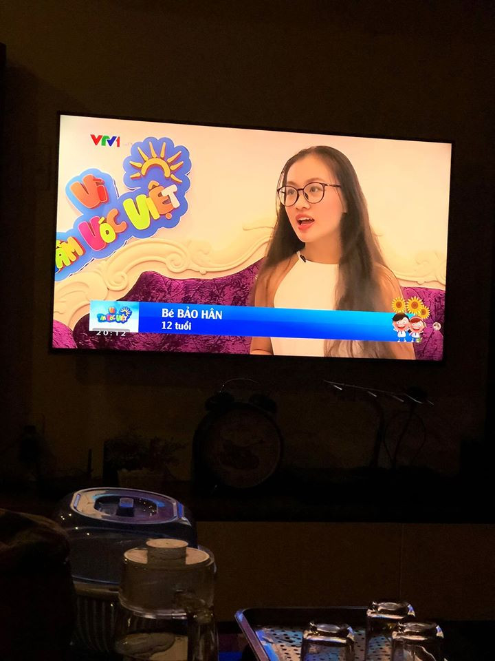 Cụ thể, trên sóng truyền hình, cô bé 12 tuổi có tên Bảo Hân đã xuất hiện và ngay lập tức gây chú ý bằng vẻ ngoài phổng phao của mình. Sau đó, dân mạng đã "hì hục" tìm kiếm những thông tin của nhân vật này.