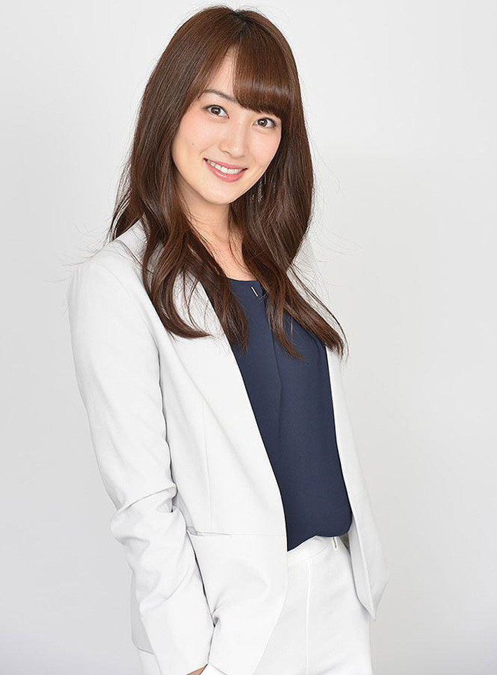 Tomoaki Makino không chỉ có nhiều fan hâm mộ bằng tài năng chơi bóng mà bên cạnh anh không ít cánh mày râu phải ghen tị khi sở hữu cô vợ đẹp chẳng kém hoa hậu là Takanashi Rin.