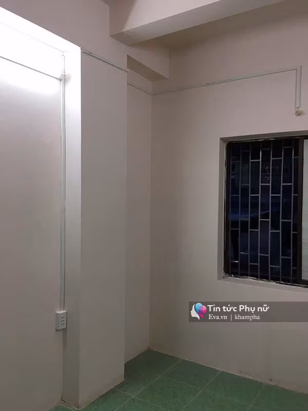 Được biết, căn hộ “sang chảnh” này nằm ở chung cư C3 Nguyễn Đình Chiểu, Quận 1, TP. Hồ Chí Minh với hiện trạng ban đầu khá xuống cấp, chật chội và cũ kĩ. Kiến trúc sư thiết kế căn hộ cho biết: “Trước đây, nó giống như một căn phòng trọ tạm bợ vậy!”.