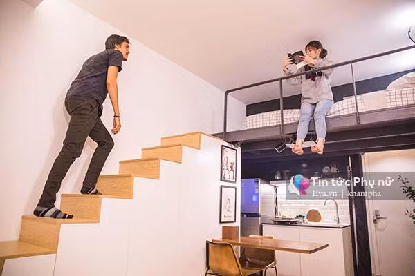 Để phù hợp với không gian sống của những người trẻ năng động &amp; hiện đại, kiến trúc sư đã khéo léo bố trí các khu vực chức năng hợp lý mà vẫn vô cùng độc đáo. Đầu tiên phải kể đến khu vực bếp nấu nhỏ - nơi bạn có thể thoải mái chế biến những món ăn ngon, hấp dẫn. Bàn ăn nối liền khu vực bếp &amp; phòng khách dễ dàng biến hóa để trở thành bàn làm việc khi cần thiết.