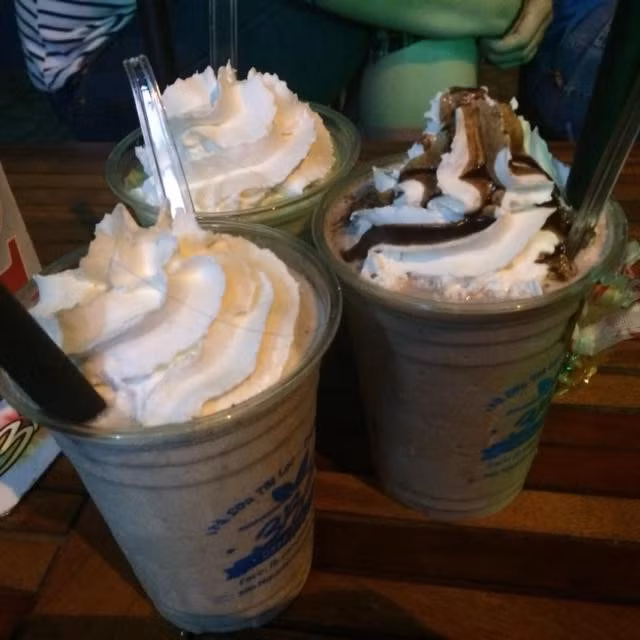 Trà sữa là thức uống được nhiều bạn trẻ ưa chuộng và không ít lần những chuyện bi hài từ thứ đồ uống hot này được dân mạng bàn tán sôi nổi.