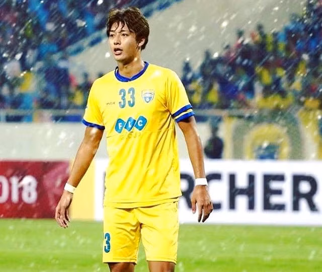 Trong mùa giải AFC Cup 2018, những cổ động viên bóng đá nhanh chóng phát hiện một tân binh Nhật Bản đầu quân cho câu lạc bộ FLC Thanh Hóa. Chàng trai này gây chú ý không chỉ bởi gương mặt đẹp trai mà còn bởi lối chơi được coi như làn gió mới đến từ xứ sở hoa anh đào.