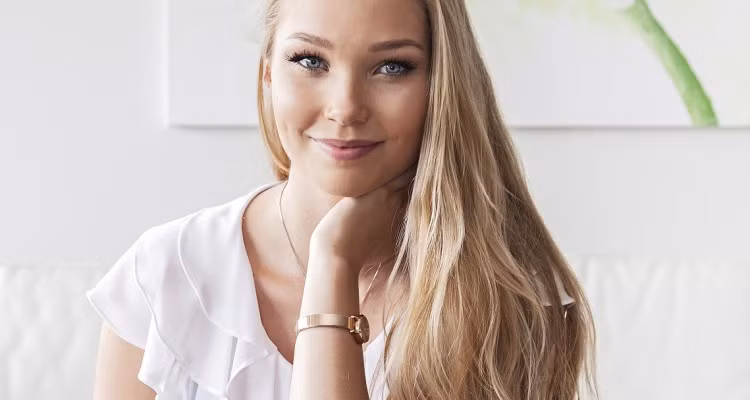 Arna Yr Jonsdottir là Hoa hậu Iceland 2015 và từng đại diện cho đất nước này tham gia cuộc thi Hoa hậu thế giới được tổ chức tại Trung Quốc cùng trong năm đó.