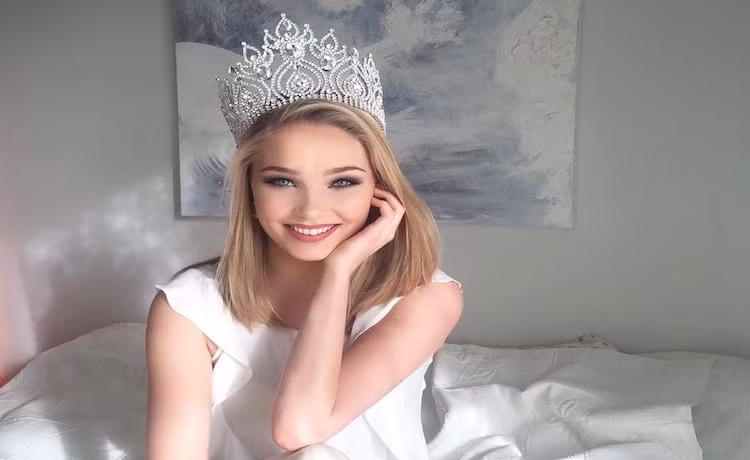  Tân Hoa hậu người Iceland đã chinh phục được đa số bình chọn của ban giám khảo cũng như NHM để lên ngôi tại cuộc thi sắc đẹp trước VCK Euro lần này.