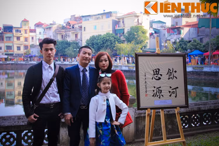 Năm nay phố "ông đồ" được tổ chức rất quy củ. Từng gian hàng được BTC dựng mái che, liên tục có nhân viên vệ sinh đến thu dọn rác và không xảy ra tình trạng chặt chém khách thập phương.