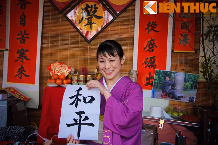 Cô Miyuki Oshima (SN 1985) đến từ Nhật chia sẻ rằng: "Ngày hội thư pháp đầu năm là dịp để những người đam mê thư pháp giao lưu, học hỏi và gửi đến những người xin chữ những nét chữ ấn tượng nhất".