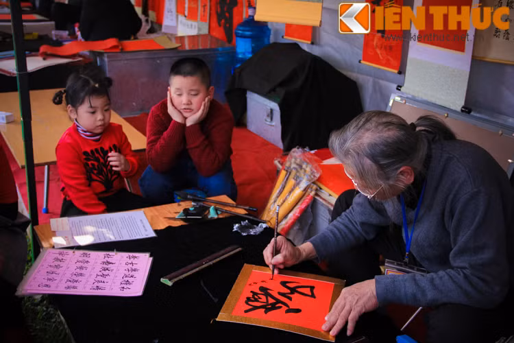 Dù ngày mai (2/1 âm lịch), mới chính thức khai hội. Nhưng ngay từ chiều (1/1) đã có rất nhiều người đổ dồn tới phố "ông đồ" để xin chữ đầu năm mới.